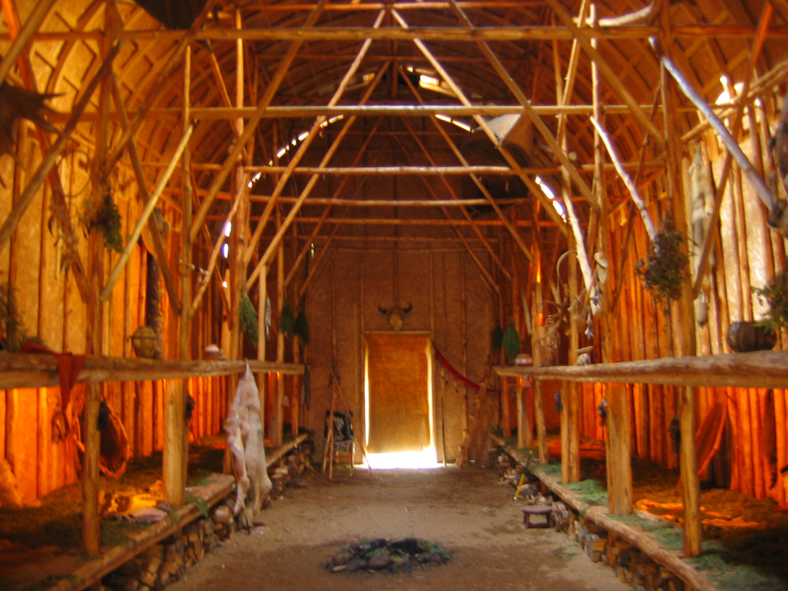 Inneres eines Mohawk-Langhauses, von Anne E. - Eigenes Werk, CC BY-SA 3.0